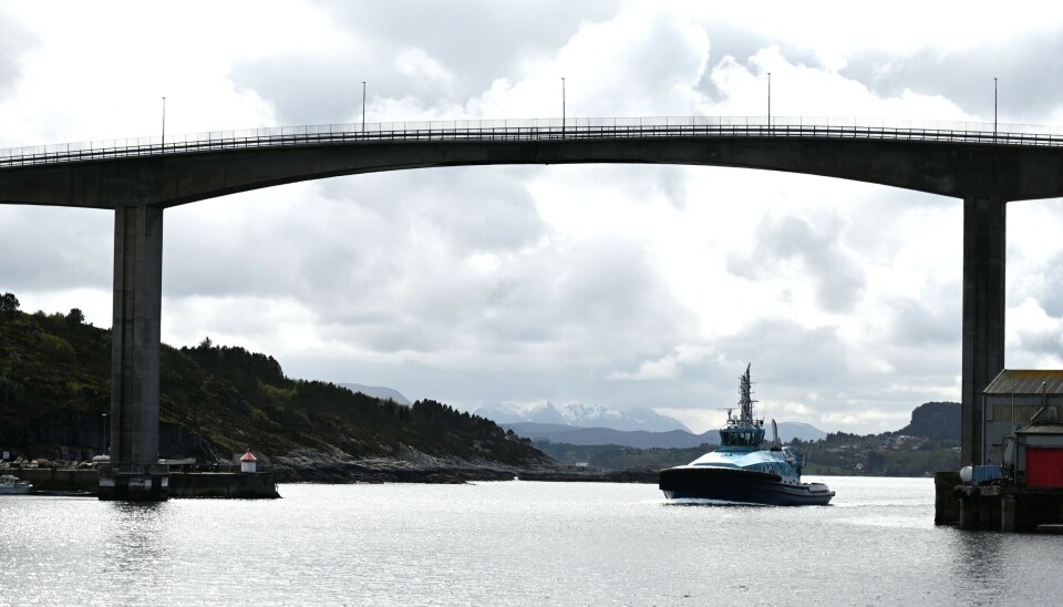 Innseilingen til Kristiansund, innrammet av Sørsundbrua.