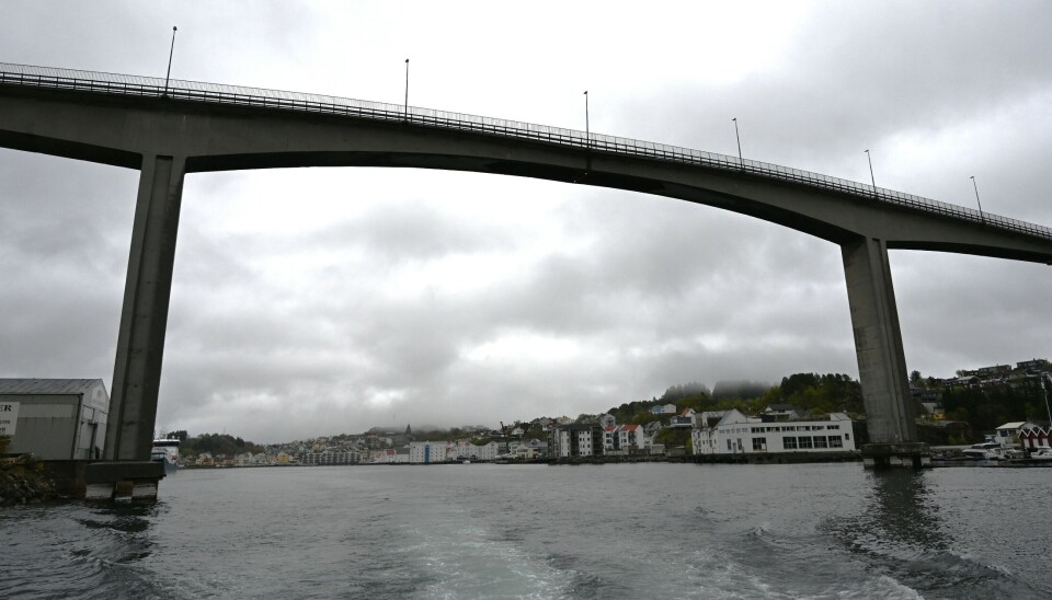 Sørsundsbrua i gråvær, sett fra utsiden.