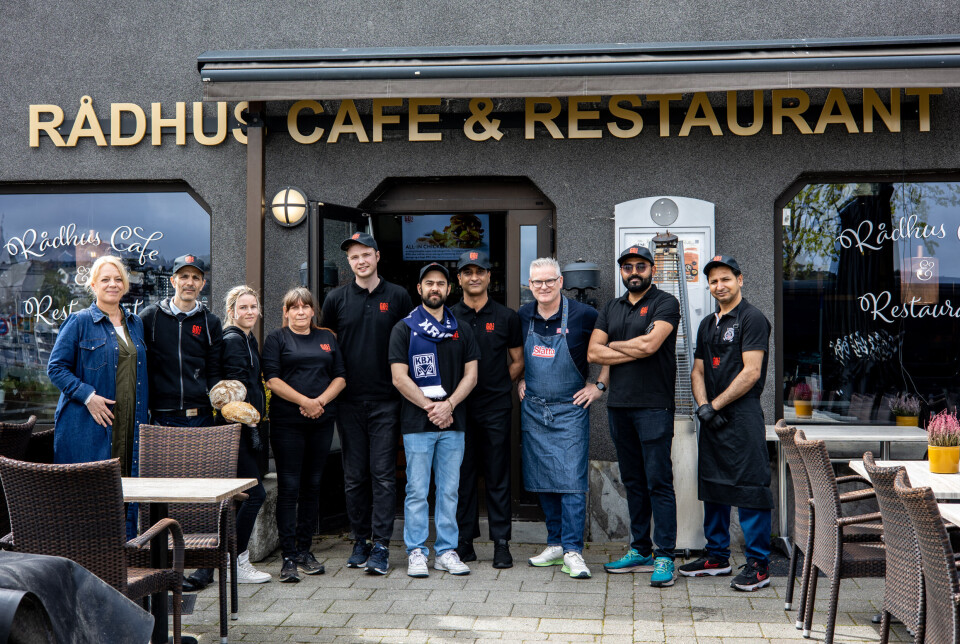 Fra venstre: Elisabeth (Systemkjøp), Enrico Da Silva (økonomiansvarlig), Malena Sophie Tomassen (daglig leder), Wenche Skjølsvik (ansvarlig for brød og bakst), Tobias Hansen (bartendersjef), Ruben Guerreiro (bartender), Raja (indisk kokk), Nils Arne (Slåtto AS), Ronny (GO2GRILL kjøkkenansvarlig) og Mansoor Safdar (kjøkkensjef).