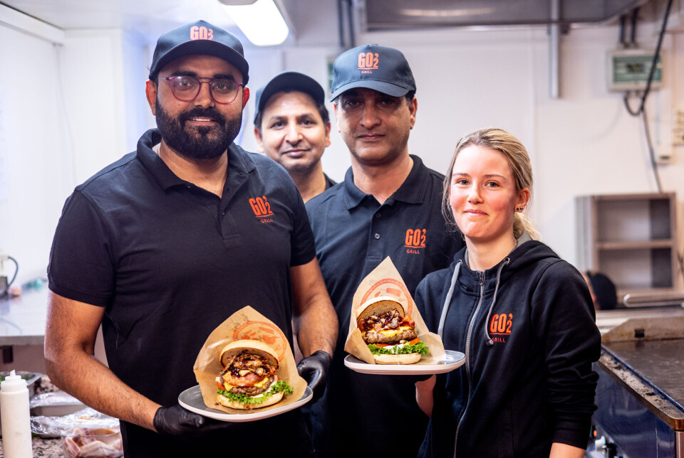 F.v.: Ronny (GO2GRILL kjøkkenansvarlig), Mansoor Safdar (kjøkkensjef), Raja (indisk kokk) og Malena Sophie Tomassen (daglig leder).