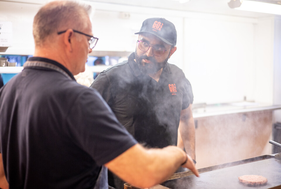 Her instruerer Nils Arne fra råvareleverandøren Slåtto AS, de ansatte i hvordan de fire signaturburgerne til Go2GRILL skal lages.