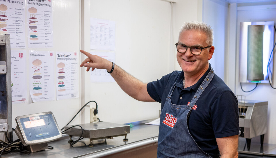Her forteller Nils Arne fra råvareleverandøren Slåtto AS, de ansatte, hvordan de fire signaturburgerne til Go2GRILL skal lages. Du skal få den samme burgeren uansett hvor i landet du bestiller den, sier han.