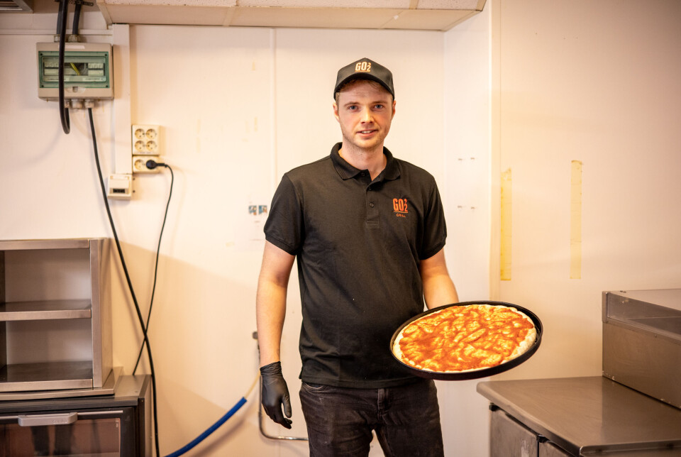 Også bartendersjef Tobias Hansen må kunne å lage pizza.