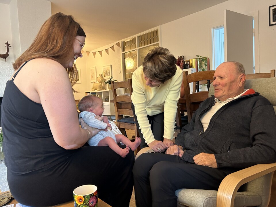 Jan Egil Sky (t.h.) med familien. Mamma Marion hilser på barnebarn Camilla og oldebarn Sander.