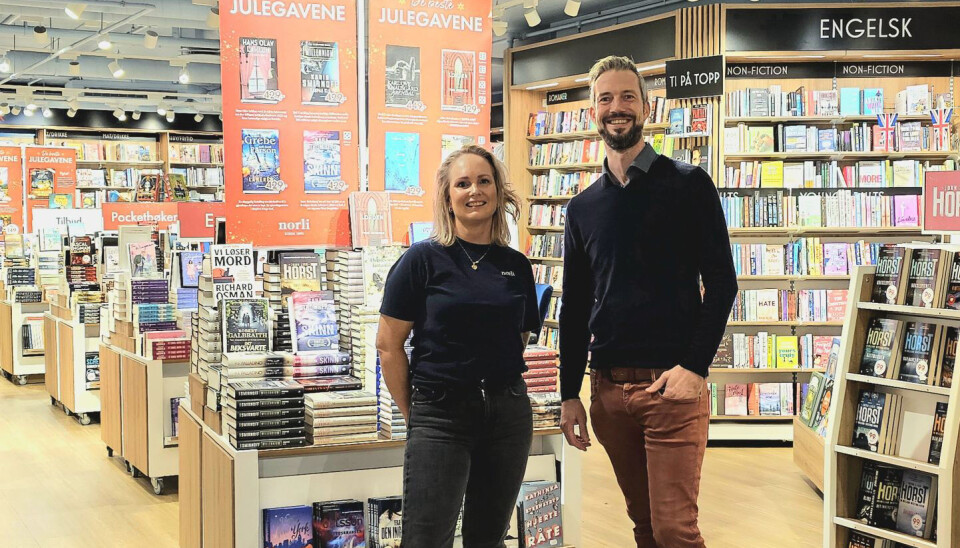 Driftssjef Ivar Viland i Norli med ansvar for Vestlandet (t.h.) Her med butikksjef Annette Simonsen hos Norli-butikken på Bergen storsenter.