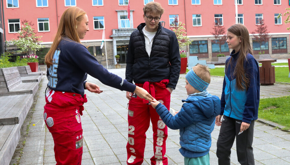Russepresidentene Linea Høgseth Gaarde fra Kristiansund videregående skole og Markus Størseth fra Atlanten videregående skole har som alle andre 2025-russ måtte dele sjenerøst ut med russekort til de yngre barna.