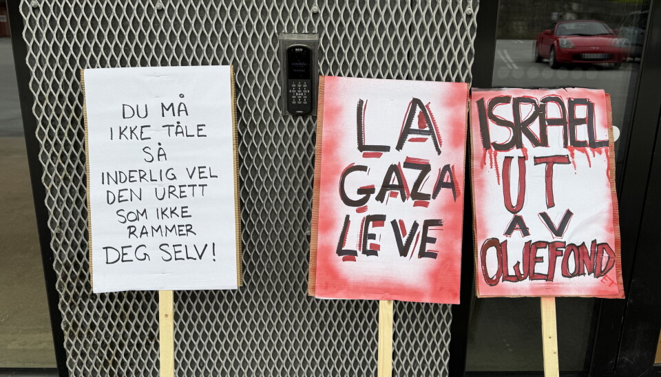 Plakater bukt under demonstrasjonen.
