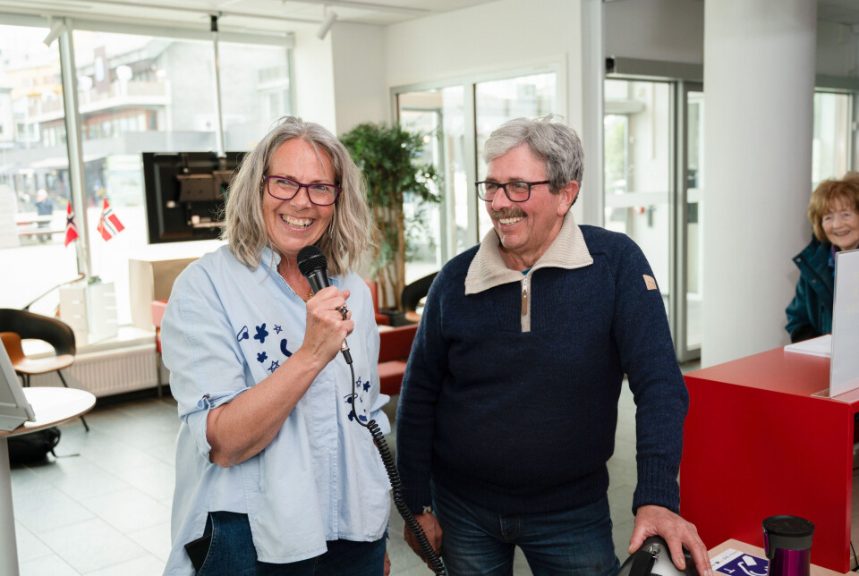 Dina Gaupseth tester mikrofonene sammen med teknisk guru, Anders Grønseth.