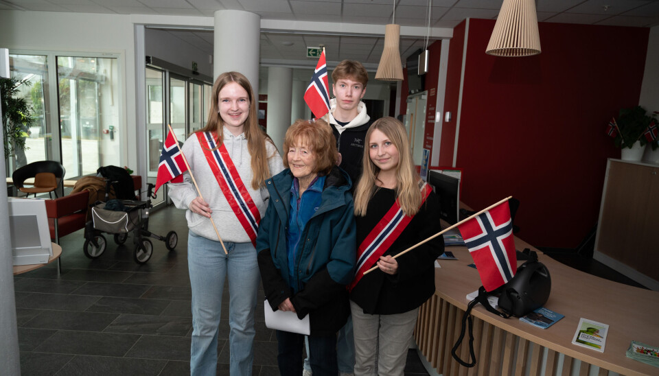 F.v. Adea Kjønnøy (14), Ellen Kristine Thorsøe , Marius F. Ringstad (16) og Eira H. Nørbech (15) hadde det travelt 16. mai.