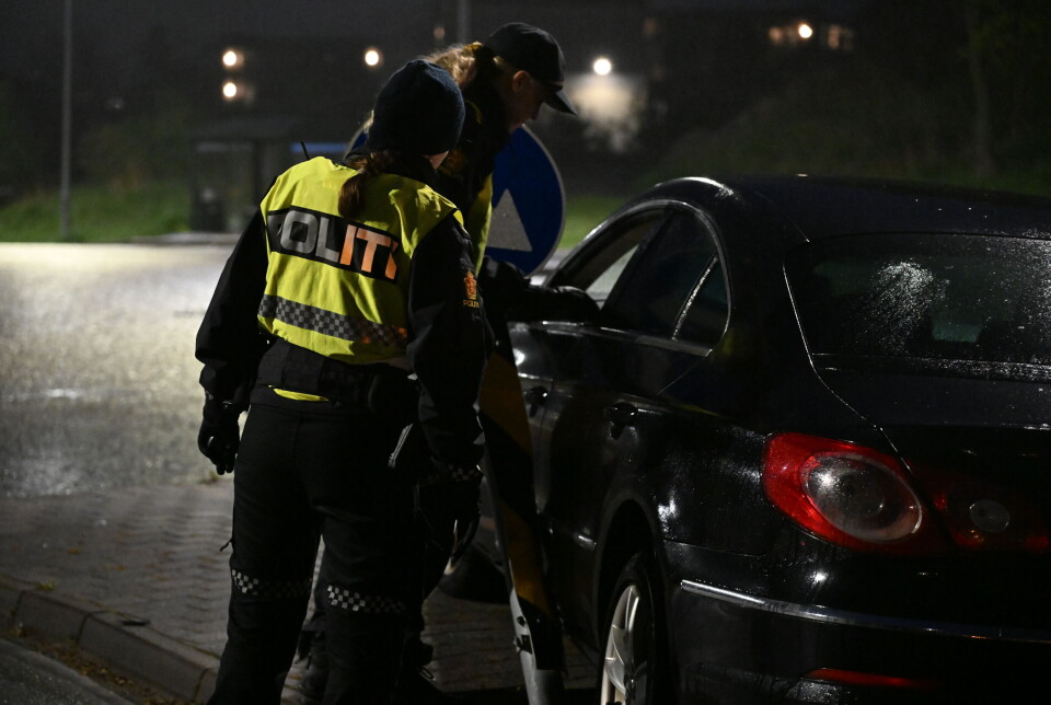 To kvinnelige politibetjenter undersøker skadene på bilen.