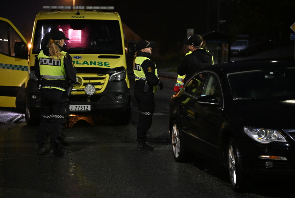 Her er sjåføren i 40-årene i samtale med politibetjenter fra Kristiansund politistasjon.