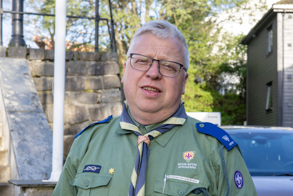 Svein Heggem. Speiderleder i KFM/KFUK-speiderne som holder til i Ynglingen i Langveien. Svein Heggem har hatt ansvaret for flaggborgen til speiderne i Kristiansund i over 30 år. Svein fortalte at han hadde ansvaret for roveropptak i natt, der 6 rovere måtte gjennom ulike prøvelser som å servere kake til Natteravnene. – De får låne roverskjerf (det burgunderfargede speiderskjerfet), men først etter å ha deltatt i flaggborgen får de det til odel og eie.