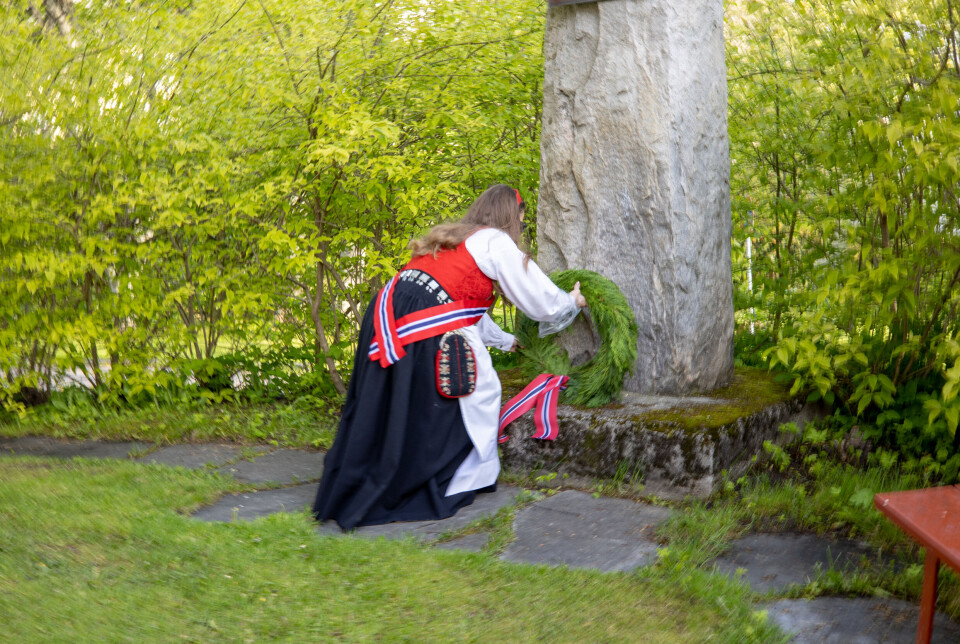Krans legges på støtten ved moses plass av en representant fra 17. mai-komitéen.
