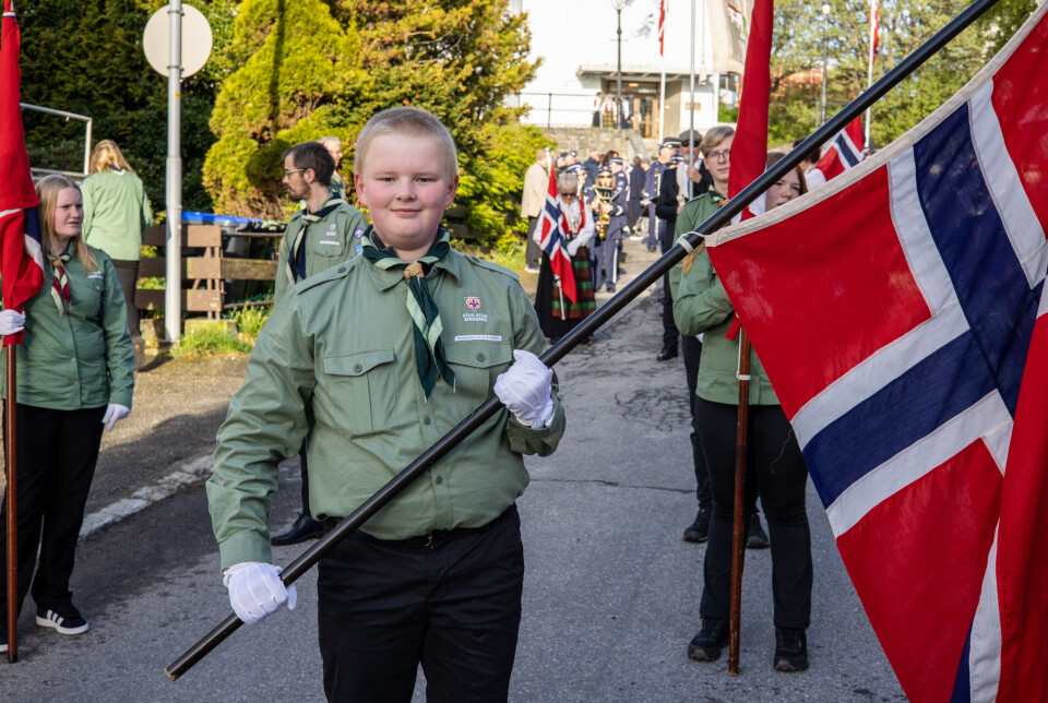 Magnus Sigbjørnsen Bjerkelund (14) som går på Frei ungdomsskole går i flaggborgen som speider for første gang i år.