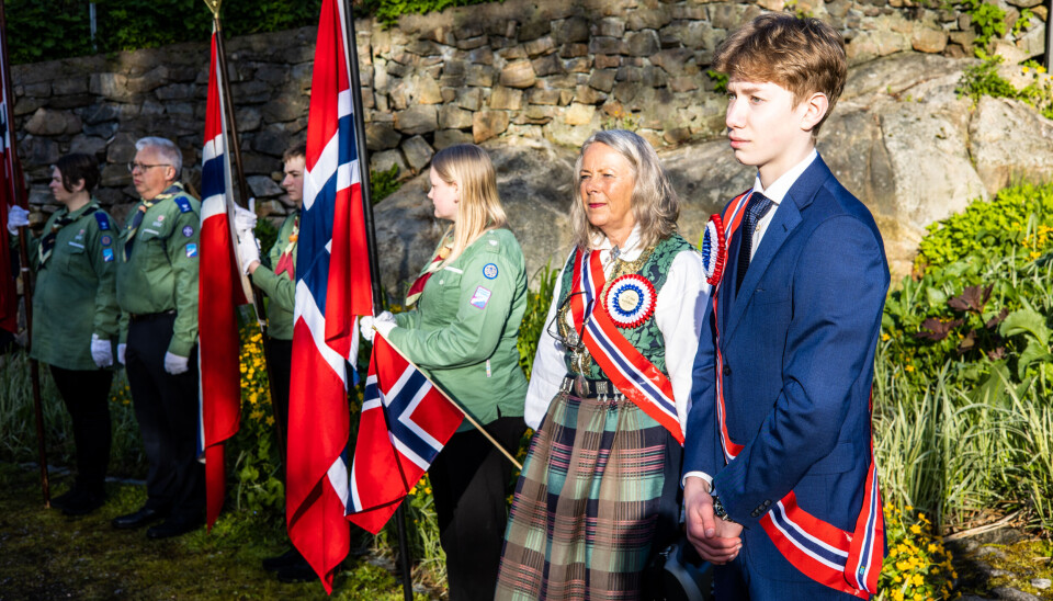 Ved Kirklandet kirke ligger Kristiansunds minnesmerke over terrorangrepene 22. juli 2011. Her holdt Marius Ringstad fra 17. maikomiteen tale og la ned krans på vegne av kommunen.