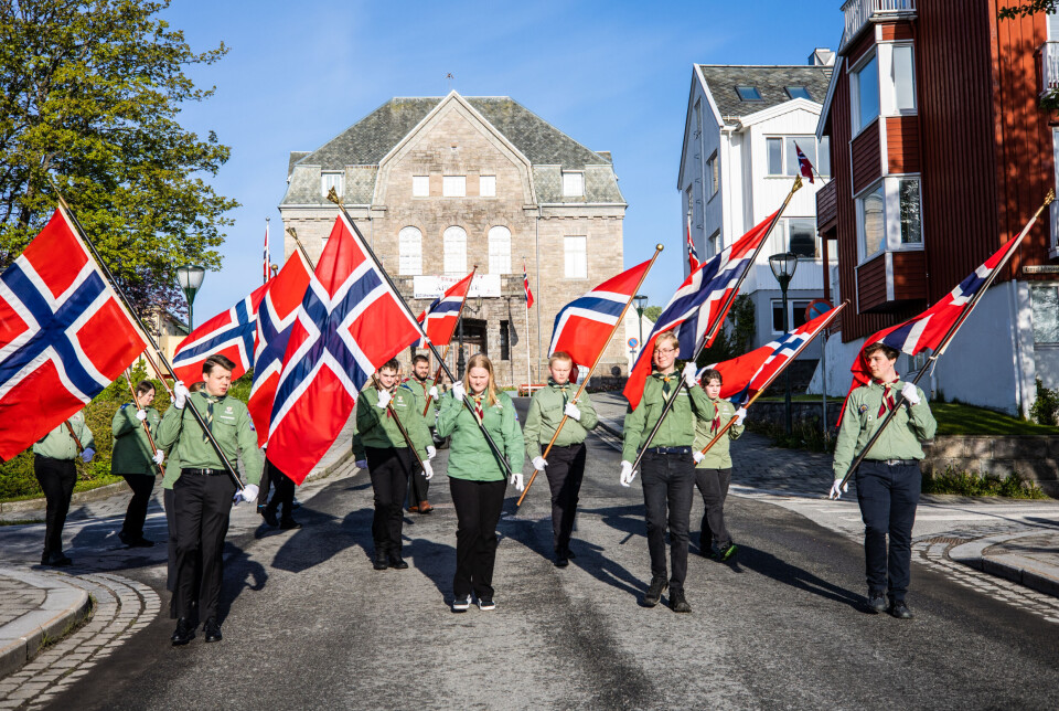 Tempotoget med flaggborgen i front, svinger ned Olav V gate.