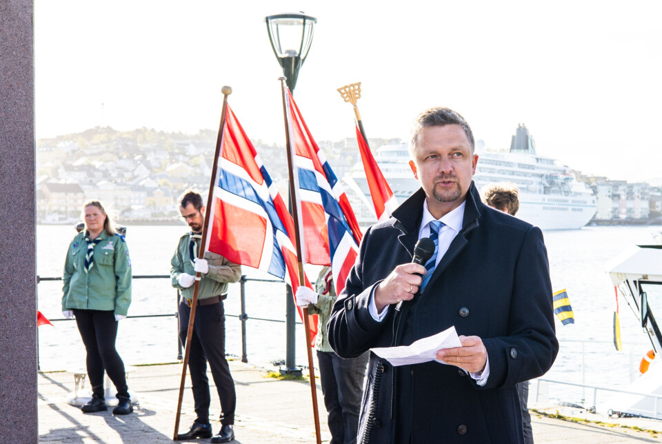 Toget endte ved minnesmerket for falne sjøfolk på Piren. Her holdt Odd Stian Stendal den siste talen og la ned krans. Minnesmerket er reist til minne om sjømenn fra Kristiansund som omkom i krig og forlis.