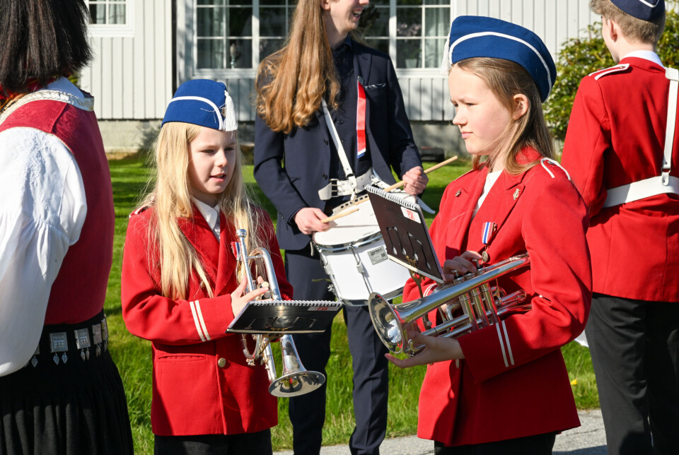 F.v.: Leah Mardal-Liabø (9) og Elvira Fugelsnes (10) – begge på kornett – var med i sitt første 17. mai-tog som utøvende musikere.
