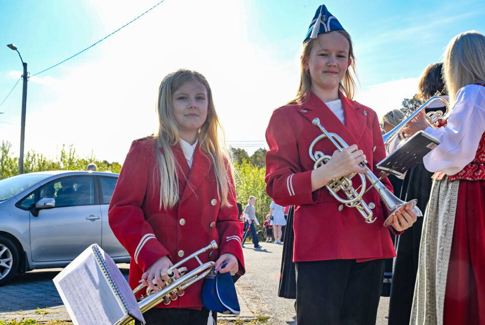 F.v.: Leah Mardal-Liabøl (9) og Elvira Fugelsnes (10) – begge på kornett – var med i sitt første 17. mai-tog som utøvende musikere.