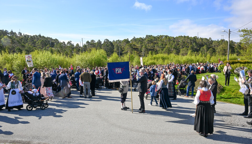 Frei skolekorps og togdeltakerne hadde oppstilling 17. mai kl. 9 ved Solsletta boligfelt. Der kom også store deler av freiøyas befolkning for å gå toget som gikk derfra til sykehjemmet og skolen.