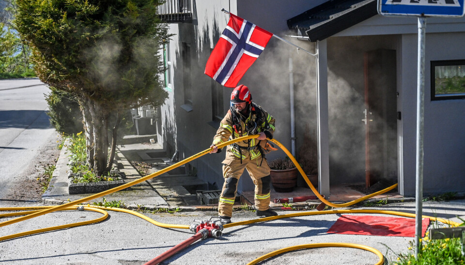 Brannmann i aksjon på åstedet.