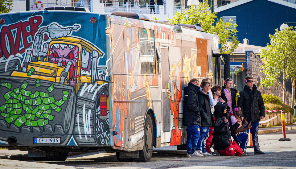 Bussen parkert ved Brasseriet på 17. mai.