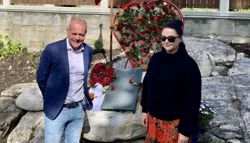 F.V.: Ordfører Kjell Nergaard (Ap) og Line Hoem leder for Støttegruppen for 22. juli Nordvest. Fotografiet er tatt ved minnesmerket over 22. juli-terroren som ligge ved Kirkelandet kirke i Kristiansund.