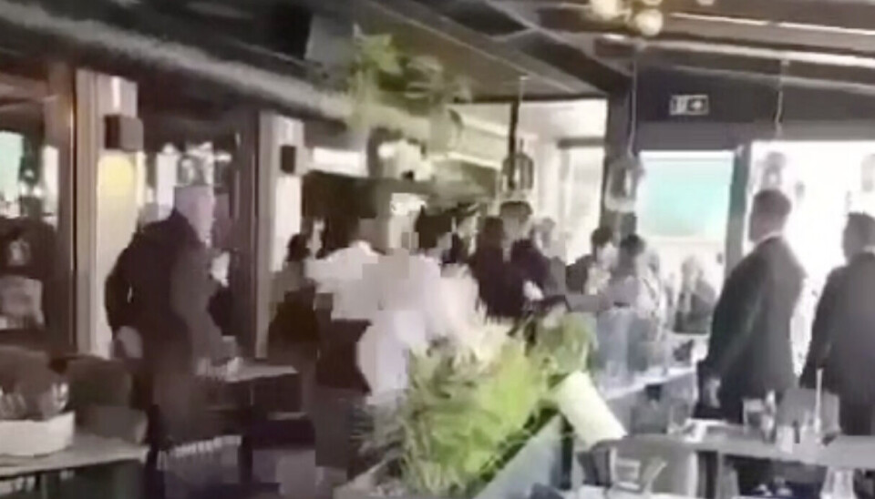 Fra masseslagsmålet på restauranten SK6 lørdag 17. mai 2024. (Skjermbilder/leservideoer.)