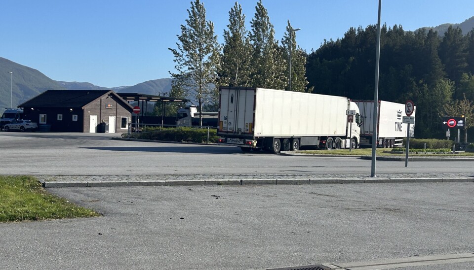 Vogntog som kjører inn på kontrollstasjonen til Vegvesenet på Bergsøya.