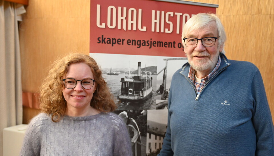 Gunn Heidi Knudseth-Michalsen (tv) , sammen med leder i Nordmøre Historielag, Sverre Jansen.