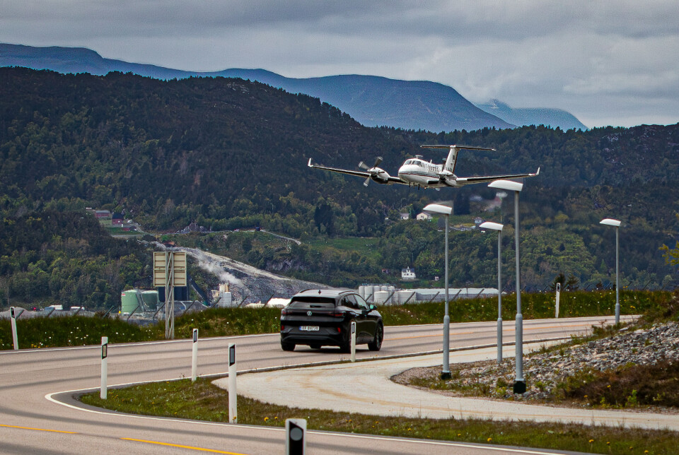 Flyet gjennomførte en lav overflygning langs rullebanen ved Kvernberget lufthavn.