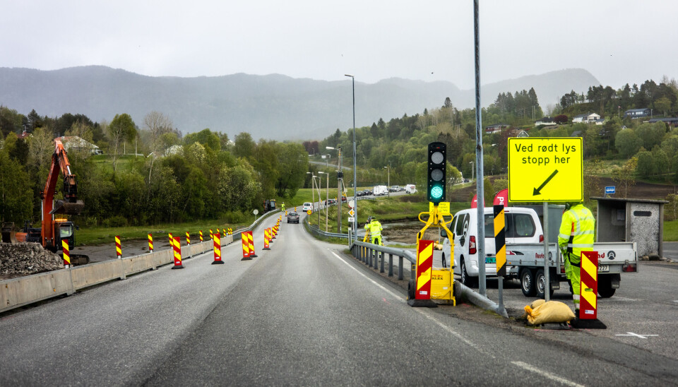 LYSREGULERING: Lysregulering ved Bådalselva sikrer trygg ferdsel mens arbeidet på gang- og sykkelveien pågår.