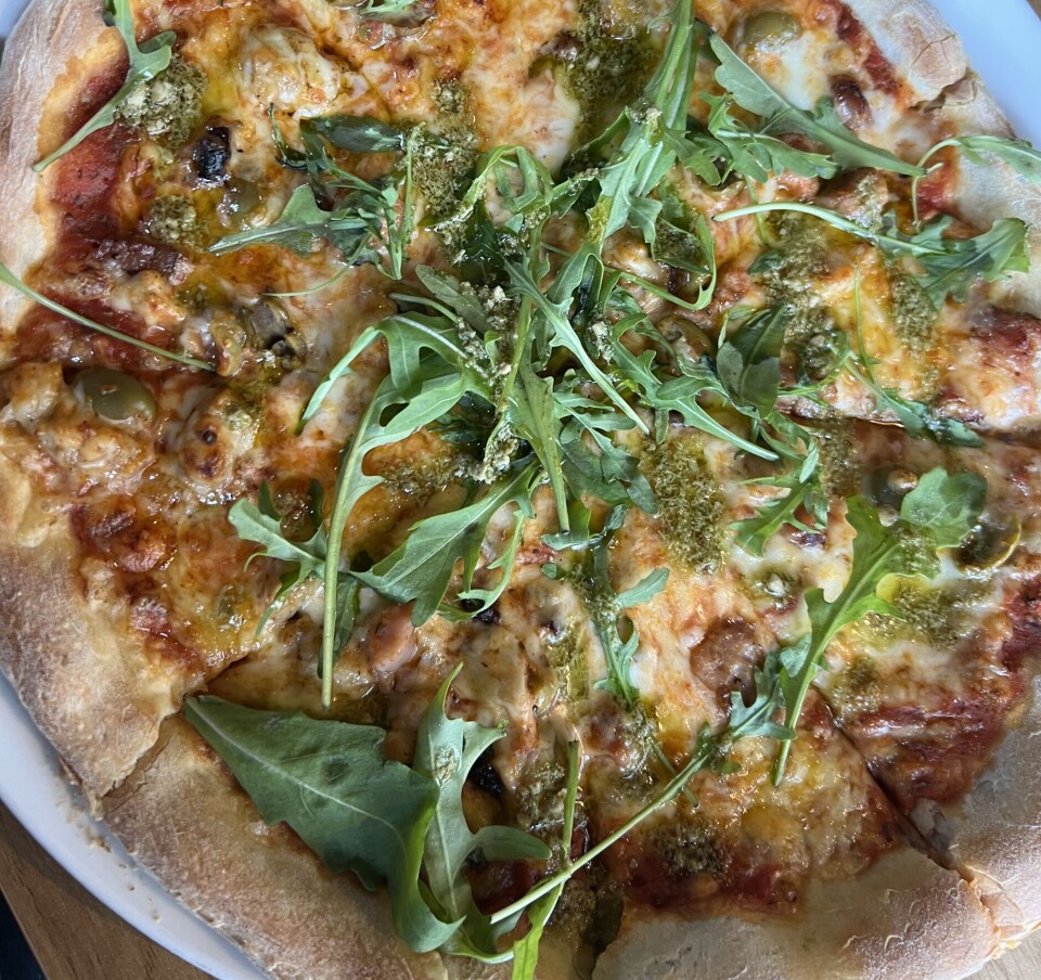 Pizzaen ser veldig innbydende ut.
