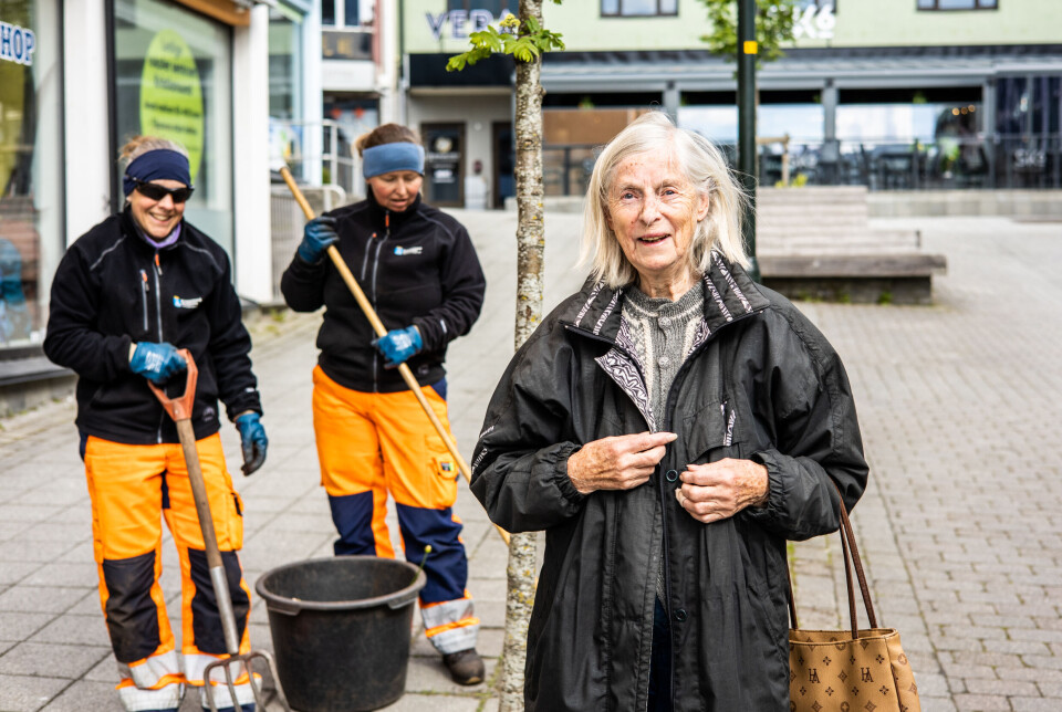 Foran: Turid Rød. Bak fra venstre: Solveig Skram konstituert driftsleder og medarbeider Monika Lazorczyk fra Parkvesenet i Kristiansund – to av byens virkelige hverdagshelter.