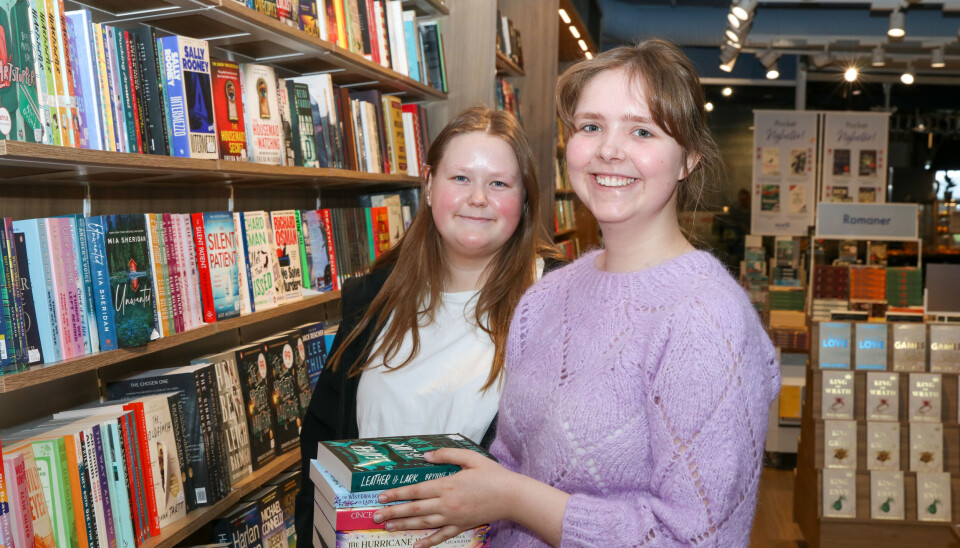 F.v.: Hedda Olava Tvestad (19) og Nora Kvammen Wimpelman (18).