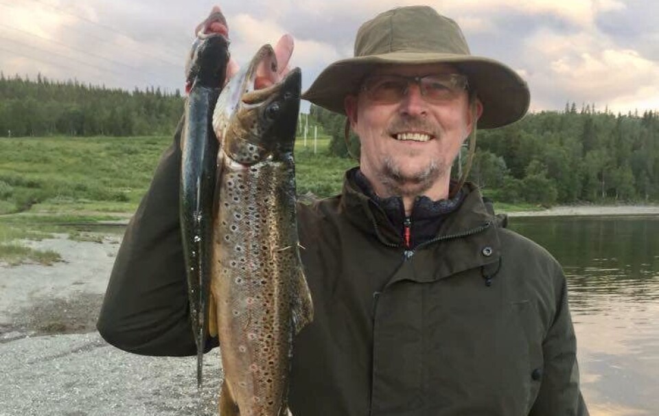 Kronikkforfatteren med en fin fangst ved vatn på Nordmøre.