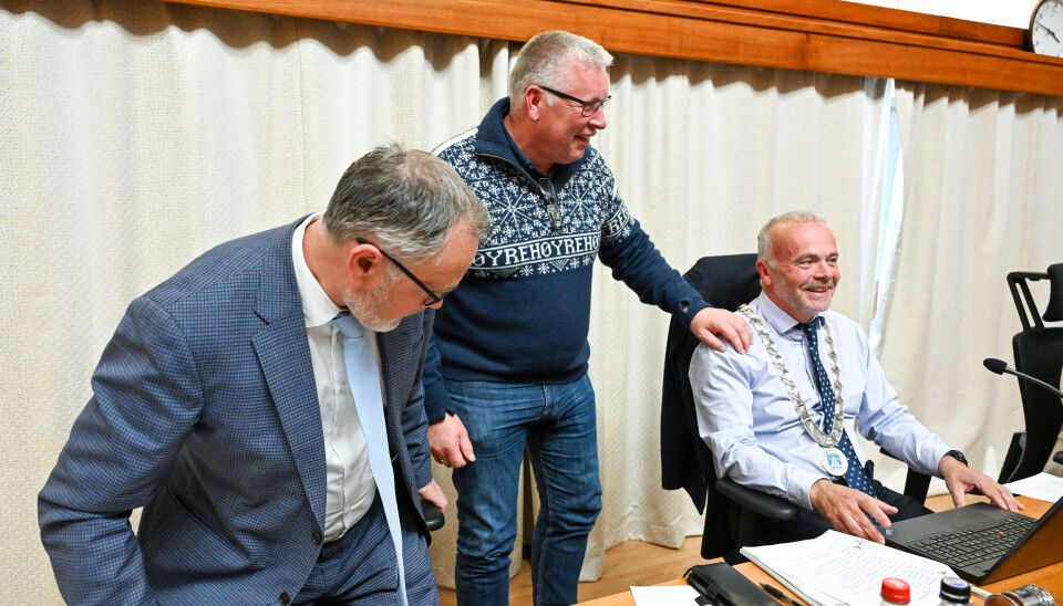 God tone mellom Torbjørn Sagen, gruppeleder for Kristiansund Høyre, i Kristiansund bystyre (midten) og ordfører Kjell Neergaard (Ap). Kommunedirektør Arne Ingebrigtsen til venstre.