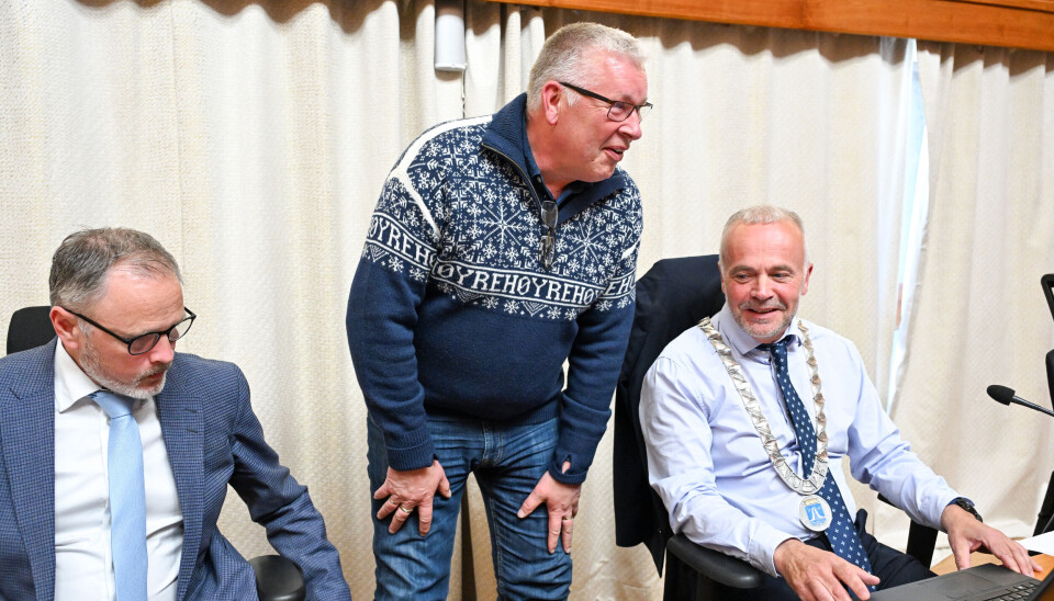 God tone mellom Torbjørn Sagen, gruppeleder for Kristiansund Høyre, i Kristiansund bystyre (midten) og ordfører Kjell Neergaard (Ap). Kommunedirektør Arne Ingebrigtsen til venstre.