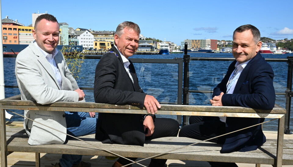 Landsmøte i strålende sommersol på brygga. F.v.: Styreleder Roger Storsæther i Byggmestrenes forening i Kristiansund, styreleder Arild Koltveit og daglig leder Harald Hansen i Byggmesterforbundet. FOTO: JOHN BERGE