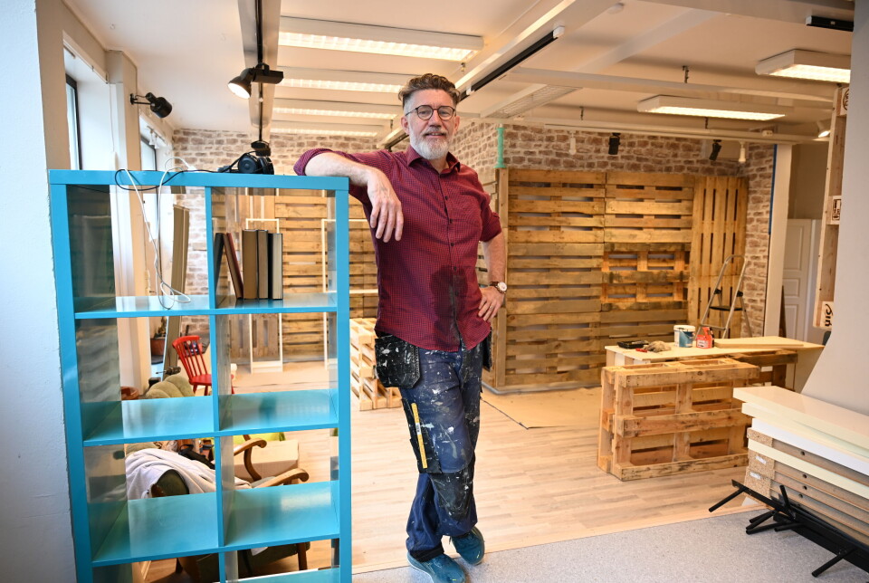 Tom Godtland tok en pause i male arbeidet for å ta en prat med Nordmørsposten.
