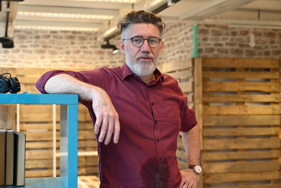 Tom Godtland tok en pause i male arbeidet for å ta en prat med Nordmørsposten.