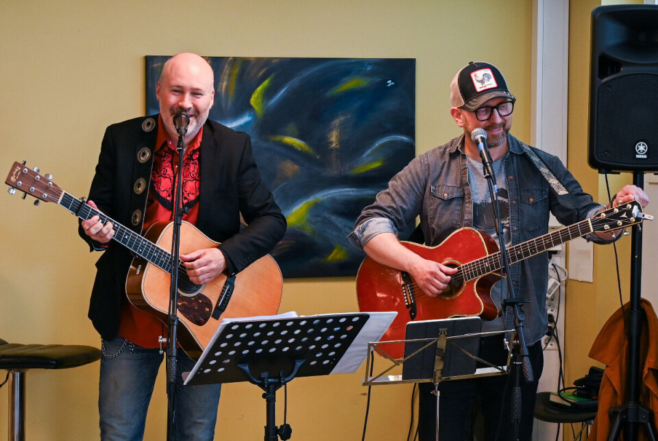 Brynjar Takle Ohr og Jan Terje Sager spiller opp til dans for de oppmøtte på Kristiansund Frivilligesentral.