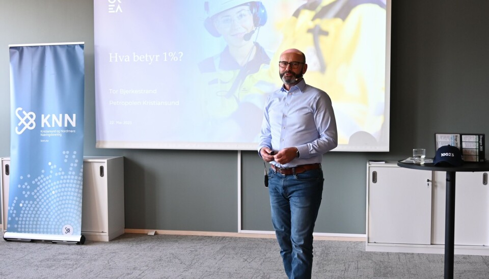 PETROPOLEN: Tor Bjerkestrand fra OKEA AS diskuterer betydningen av «1 %» på Petropolen i Kristiansund.