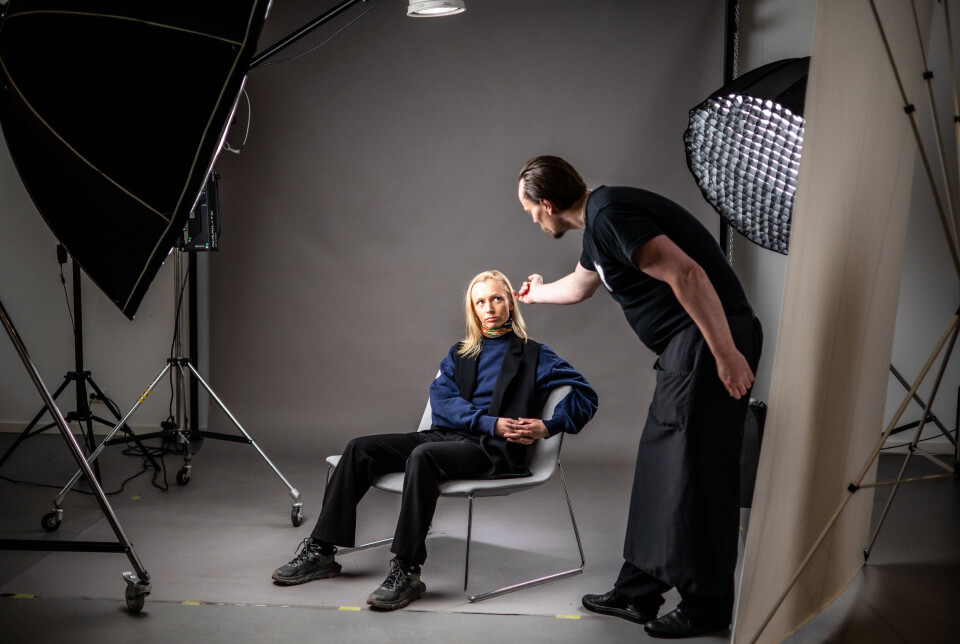 FOTOWORKSHOP: Deltakere på Nordic Light 2.0 lærer om lyssetting i fotostudioet. Her får Nora Jakobsen prøve seg som modell.