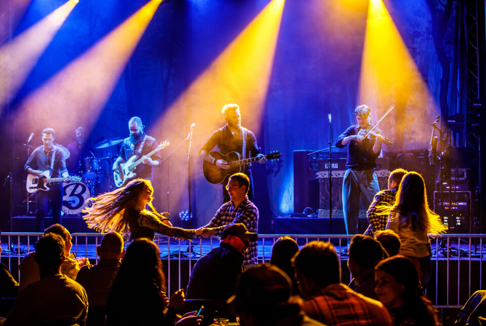 BYTING – fra venstre: Jonas Dyrstad Valberg (gitarer, mandolin, banjo og kor), Sindre Bakkåker (trommer, mandolin og kor), Jørgen Haugland (bass og kor), Thomas Hellekås (vokal og gitar), Eirik Ask (tangenter og kor) og Trygve Liahagen (feler og kor).