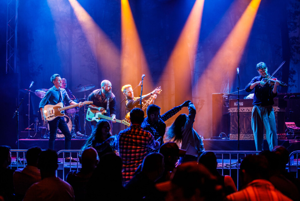 BYTING – fra venstre: Jonas Dyrstad Valberg (gitarer, mandolin, banjo og kor), Sindre Bakkåker (trommer, mandolin og kor), Jørgen Haugland (bass og kor), Thomas Hellekås (vokal og gitar), Eirik Ask (tangenter og kor) og Trygve Liahagen (feler og kor).