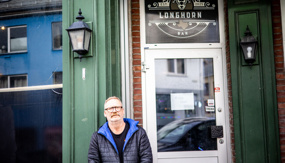 Lappen på døra sier at de åpner snart, hva det betyr vet han ikke. Ole Reidar Holmeide, daglig leder og innehaver av Long Horn Country Bar.