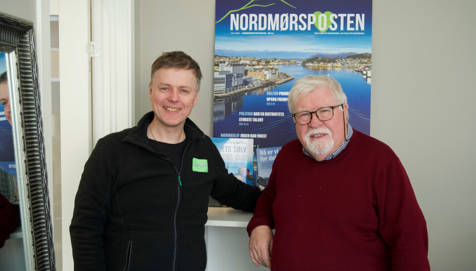 Per Helge Pedersen (t.h) sammen med redaktør John Berge i Nordmørsposten under et nylig besøk i våre redaksjonslokaler i Gågata i Kristiansund.