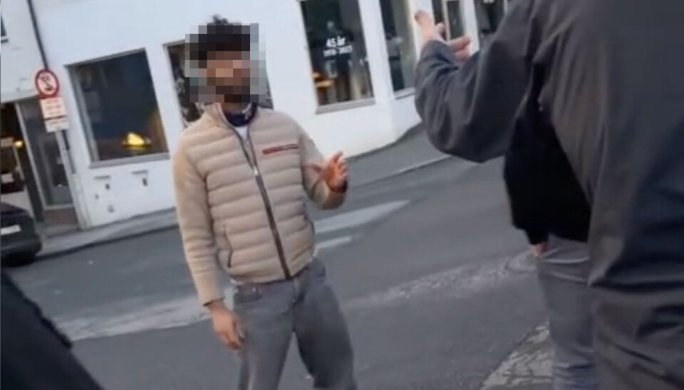 Her går 20-åringen til angrep natt til tirsdag 27. mai i Hauggata i Kristiansund sentrum. Foto: Leservideo/skjermbilde.