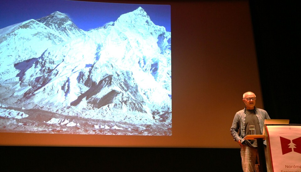 Stein P. Aasheim med mektige Mount Everest i bakgrunnen.